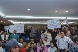 Los manifestantes exhibieron carteles alusivos a su problema al inicio de la sesi&oacute;n ordinaria del Concejo Metropolitano. Foto: John Guevara/ EL TEL&Eacute;GRAFO. 