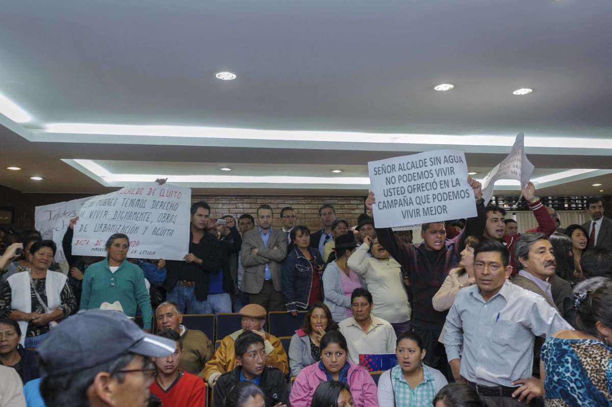 Los manifestantes exhibieron carteles alusivos a su problema al inicio de la sesi&oacute;n ordinaria del Concejo Metropolitano. Foto: John Guevara/ EL TEL&Eacute;GRAFO. 