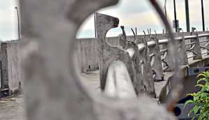 Los peatones que transitan por el Puente de G&oacute;mez Rend&oacute;n y la 38 cada vez tienen menos barandas que sirvan de protecci&oacute;n. Los tubos met&aacute;licos han sido sustra&iacute;dos. Foto: William Orellana / El Tel&eacute;grafo 