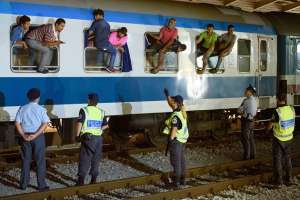 La peque&ntilde;a estaci&oacute;n de ferrocarriles de Tovarnik, una localidad croata pr&oacute;xima a la frontera serbia, estaba invadida por migrantes que intentaban subir a trenes con destino a la capital, Zagreb. Foto: AFP