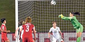 La arquera norteamericana Hope Solo (verde) es una de las figuras m&aacute;s representativas de su selecci&oacute;n. Foto: AFP