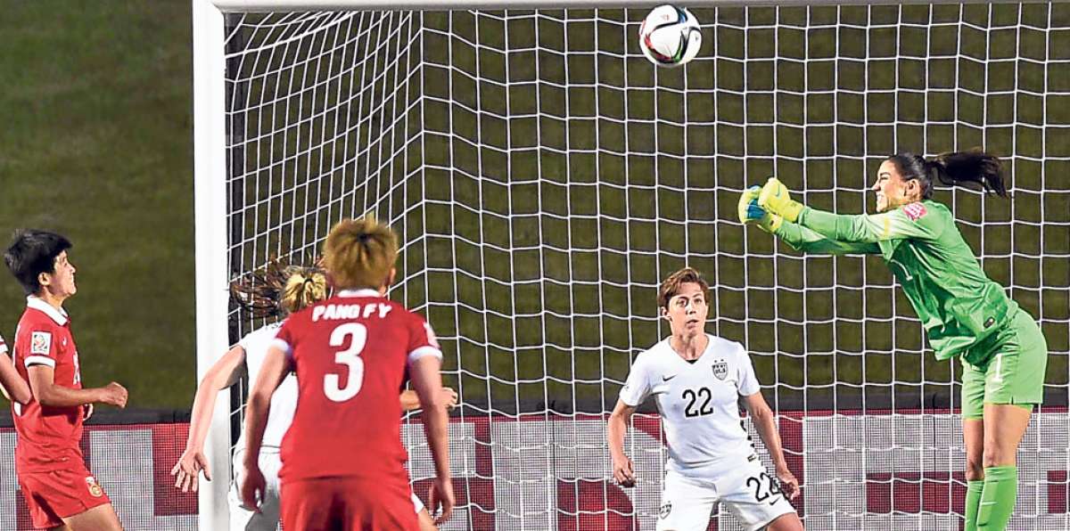 La arquera norteamericana Hope Solo (verde) es una de las figuras m&aacute;s representativas de su selecci&oacute;n. Foto: AFP