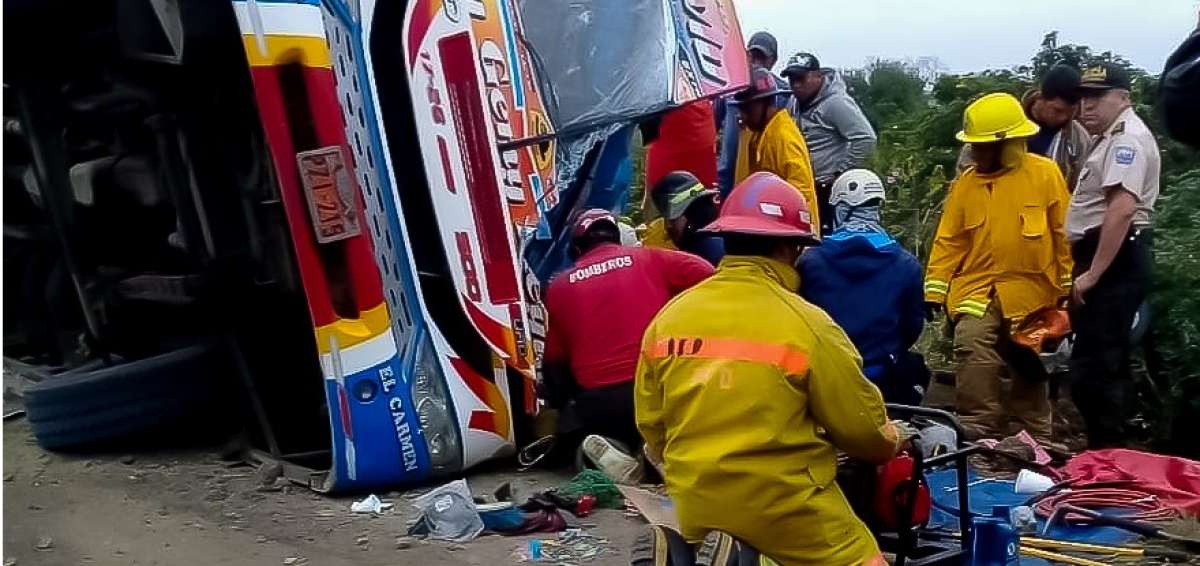 17 heridos dej&oacute; vuelco de bus en la v&iacute;a R&iacute;o Ca&ntilde;a-Montecristi