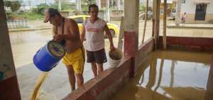 Los habitantes del barrio 4 de Noviembre, en Manta, sacaban el agua de sus viviendas.