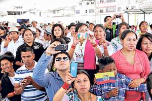 Los habitantes de la parroquia rural San Juan de Ilum&aacute;n acudieron al estadio de la localidad para escuchar el informe presidencial 423. Foto: Cortes&iacute;a / Presidencia de la Rep&uacute;blica 