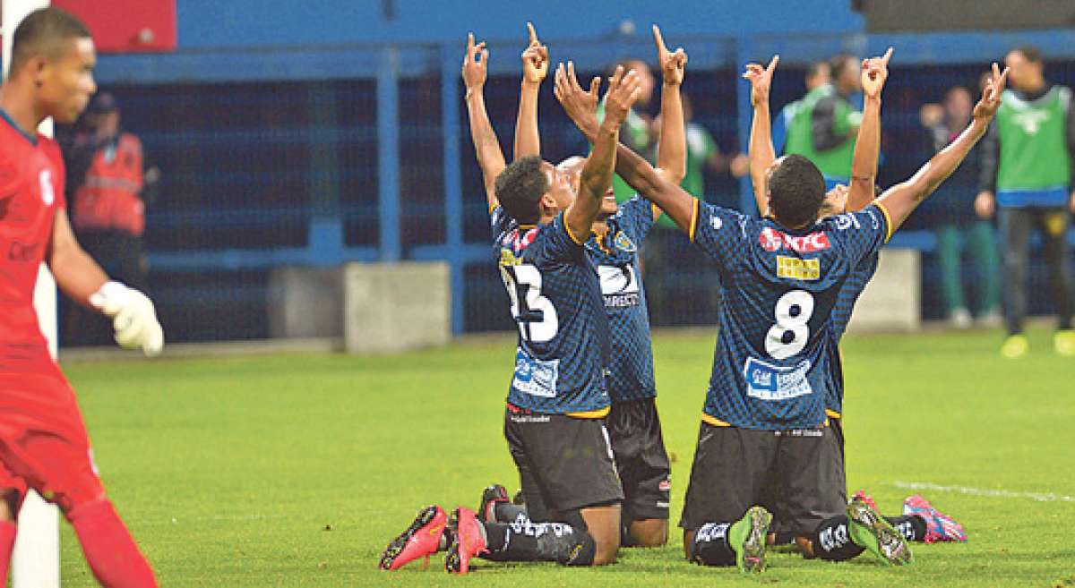 Fernando Guerrero (23), Daniel Angulo (8), J&uacute;nior Sornoza (d) y Gabriel Cortez celebran el segundo tanto, ante el desconsuelo del golero Rodrigo Perea. Foto: Santiago Aguirre / El Tel&eacute;grafo.
