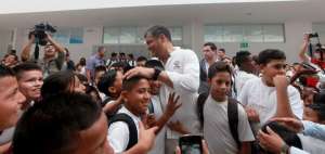 El Mandatario durante el recorrido por la Unidad Educativa del Milenio Camilo Gallegos.