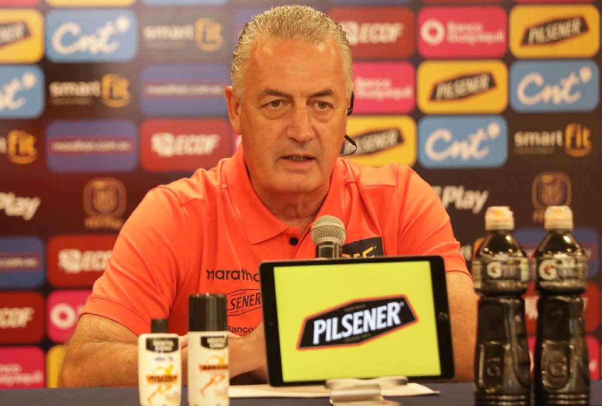 Gustavo Alfaro, DT de la Selecci&oacute;n, durante la conferencia de prensa en Guayaquil