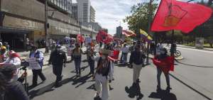 Organizaciones de trabajadores, educadores, peque&ntilde;os comerciantes y pensionistas protestaron contra las medidas econ&oacute;micas del Gobierno.