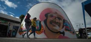 En la Concha Ac&uacute;stica del Parque Ayora, en Tulc&aacute;n, un artista local pint&oacute; un mural en honor a Richard Carapaz, ganador del Giro de Italia.    