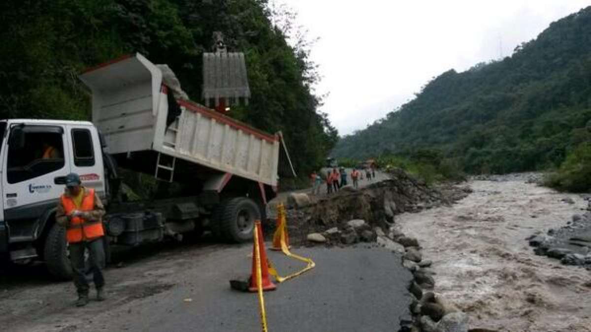 La v&iacute;a Aloag - Santo Domingo se encuentra cerrada debido a la crecida del r&iacute;o Pilot&oacute;n. Foto: @ObrasPublicasEc / Twitter