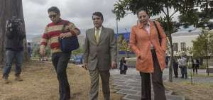 Patricia Ochoa, viuda de Gabela, acompa&ntilde;ada de su abogado, Ramiro Rom&aacute;n, en una de las comparecencias a la Fiscal&iacute;a General del Estado. 