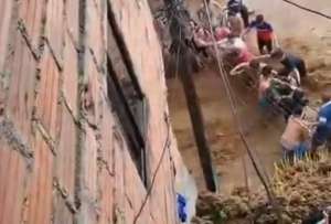 En Medell&iacute;n rescataron a un joven atrapado por el agua.