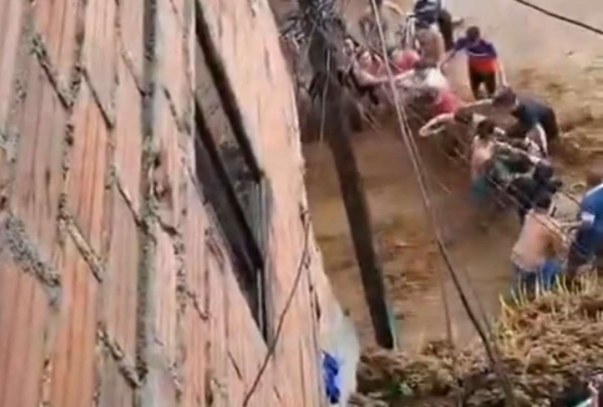 En Medell&iacute;n rescataron a un joven atrapado por el agua.