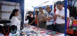Los turistas que llegaron en el crucero Celebrity Infinity recorrieron los quioscos de la feria artesanal.
