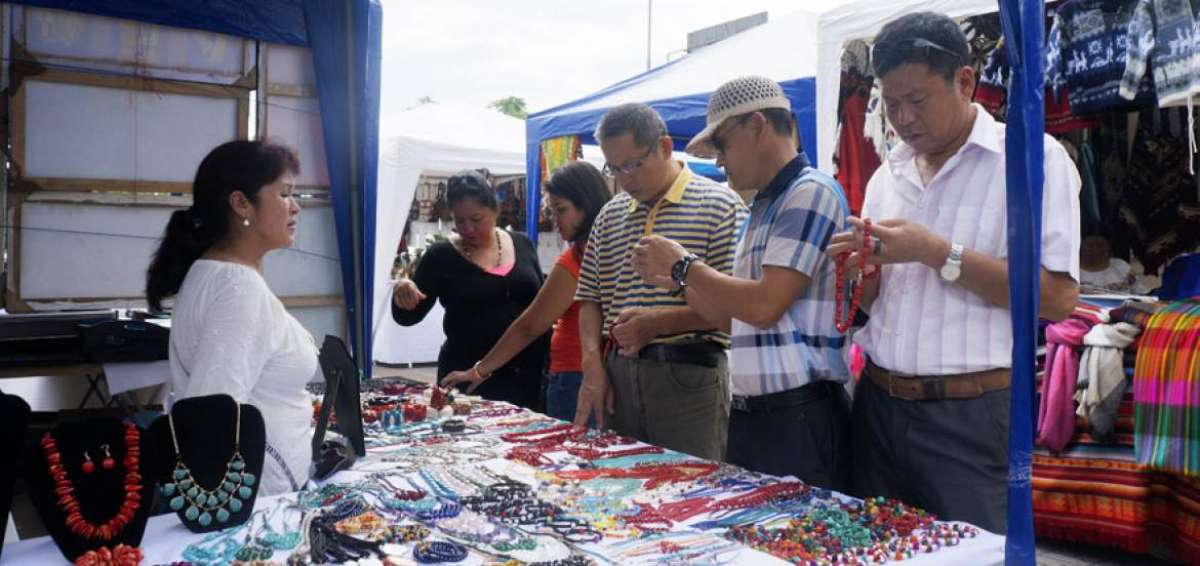 Los turistas que llegaron en el crucero Celebrity Infinity recorrieron los quioscos de la feria artesanal.