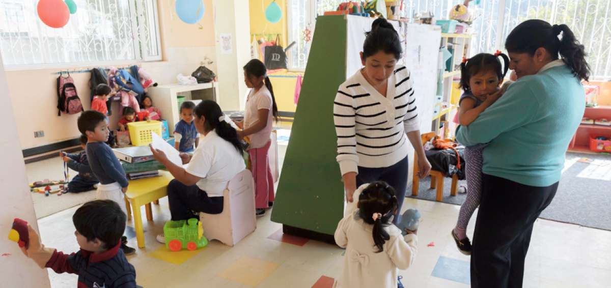 Los padres de familia se encargan de arreglar los espacios en los que sus hijos aprenden. Cada alumno entrega su pupitre al nuevo estudiante. 