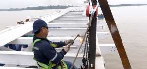 Trabajadores de la empresa Metain realizaban la soldadura del armaz&oacute;n que ya fue colocado sobre dos pilotes, en el r&iacute;o Guayas.
