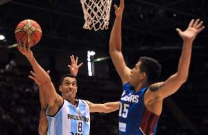 Pablo Prigioni (i.) lanza el bal&oacute;n ante la marca de un jugador filipino. Foto: AFP
