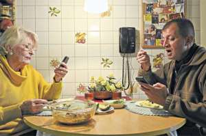 Actualmente es frecuente a la hora de almorzar llevar el celular a la mesa, incluso es normal contestar llamadas y mensajes. FOTO: ANDRES DARQUEA 