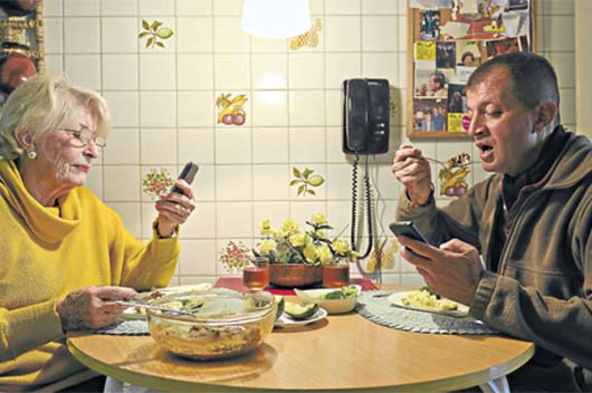Actualmente es frecuente a la hora de almorzar llevar el celular a la mesa, incluso es normal contestar llamadas y mensajes. FOTO: ANDRES DARQUEA 