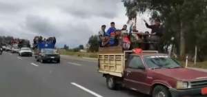 Ind&iacute;genas ingresan en camionetas a Quito, por el sector de puente de Jambel&iacute;, Machachi.