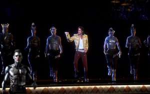 Luciendo chaqueta dorada y pantal&oacute;n rojo, el holograma del "rey del pop"  interpret&oacute; "Slave to the rythm". Foto: Twitter Billboard