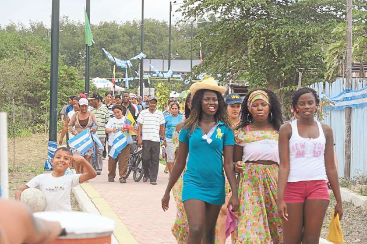 Los moradores de la cooperativa Vencer o Morir recorrieron el parque lineal que inaugur&oacute; el Mandatario. Foto: Francisco Ipanaqu&eacute; / El Tel&eacute;grafo