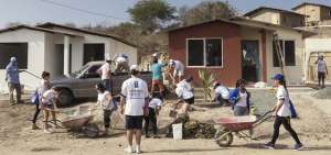 Los 70 voluntarios trabajaron en la construcci&oacute;n de las 10 viviendas en Canoa, Manab&iacute;. Ellos llegaron en diciembre de 2016.  Las 10 familias recibieron casas que son sismorresistentes y que fueron edificadas en terrenos donados por el Municipio de San Vicente. Los residentes obtuvieron  las escrituras de propiedad. 