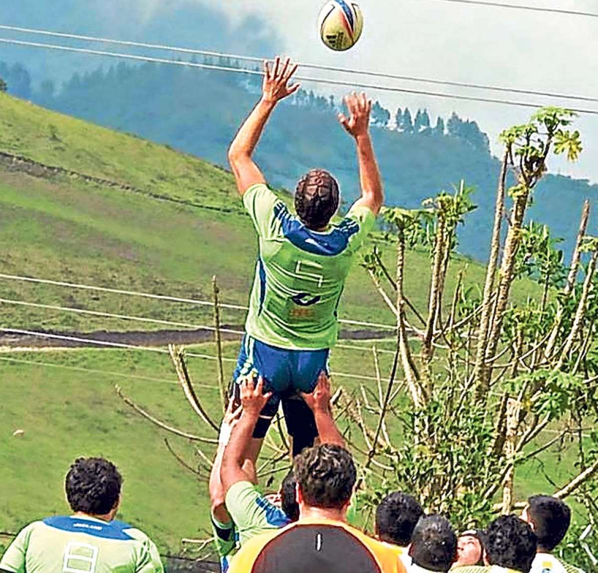 Los equipos quite&ntilde;os N&oacute;madas y J&iacute;baros juegan hoy (14:30) la primera final del Campeonato Nacional de Rugby, en la hacienda La Querencia, en Nono. Foto: Cortes&iacute;a.