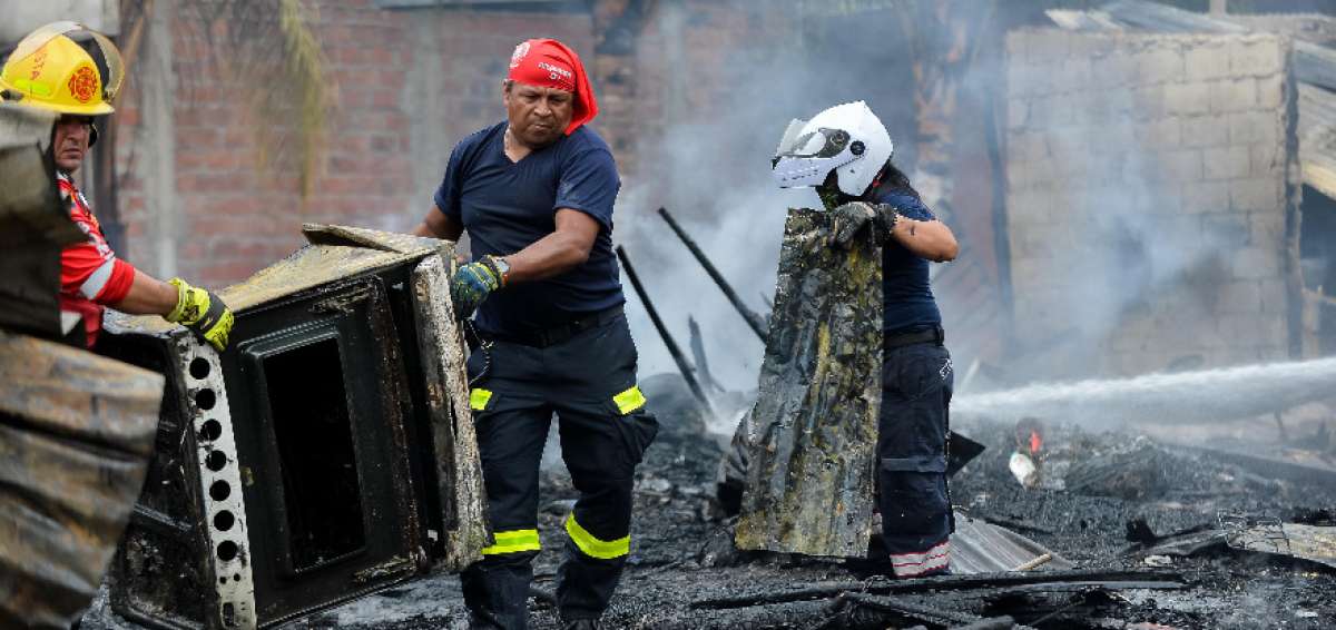 Al menos cuatro familias perdieron sus viviendas tras el incendio. 