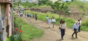 Jorge Navas, viceministro de Desarrollo Urbano y Vivienda (de sombrero), y Oph&eacute;lie Chevalier, funcionaria del BID, recorrieron ayer Monte Sina&iacute;.