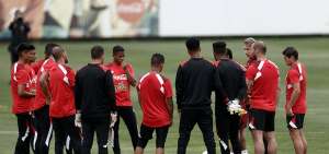 Los seleccionados peruanos dialogan con el entrenador, Ricardo Gareca, en una de las &uacute;ltimas pr&aacute;cticas realizadas en Lima, antes de viajar.