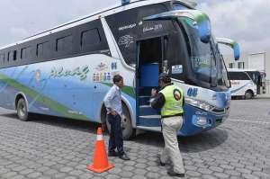 Los agentes de tr&aacute;nsito revisaron en este feriado el estado de los buses. Foto: Miguel Jim&eacute;nez/ EL TEL&Eacute;GRAFO