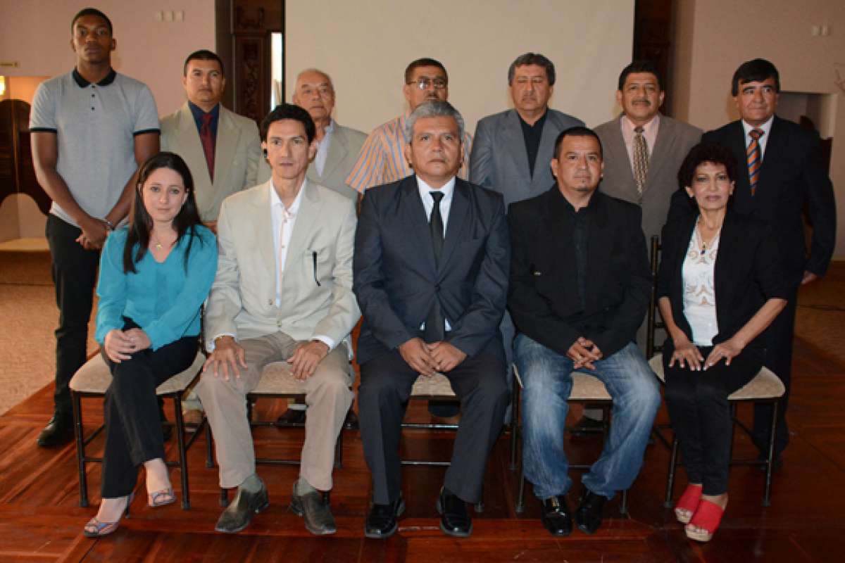 Gonz&aacute;les (c) fue presidente de la FEB reconocido internacionalmente; mientras que Patricio Calero presid&iacute;a la ecuatoriana reconocida por el Ministerio del Deporte. Foto: @DeporteEC