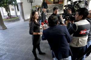 La ministra del Deporte, Catalina Ontaneda, atendi&oacute; a la prensa antes de ingresar al Gabinete ministerial en Carondelet. Foto: Fernando Sandoval/El Tel&eacute;grafo 