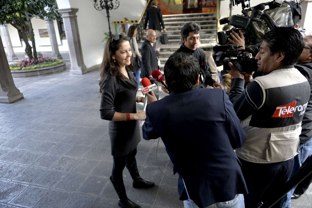 La ministra del Deporte, Catalina Ontaneda, atendi&oacute; a la prensa antes de ingresar al Gabinete ministerial en Carondelet. Foto: Fernando Sandoval/El Tel&eacute;grafo 
