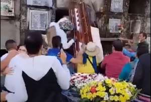 Un f&eacute;retro cay&oacute; al piso luego de que la estructura sobre la que cargaban al muerto se desplomara.