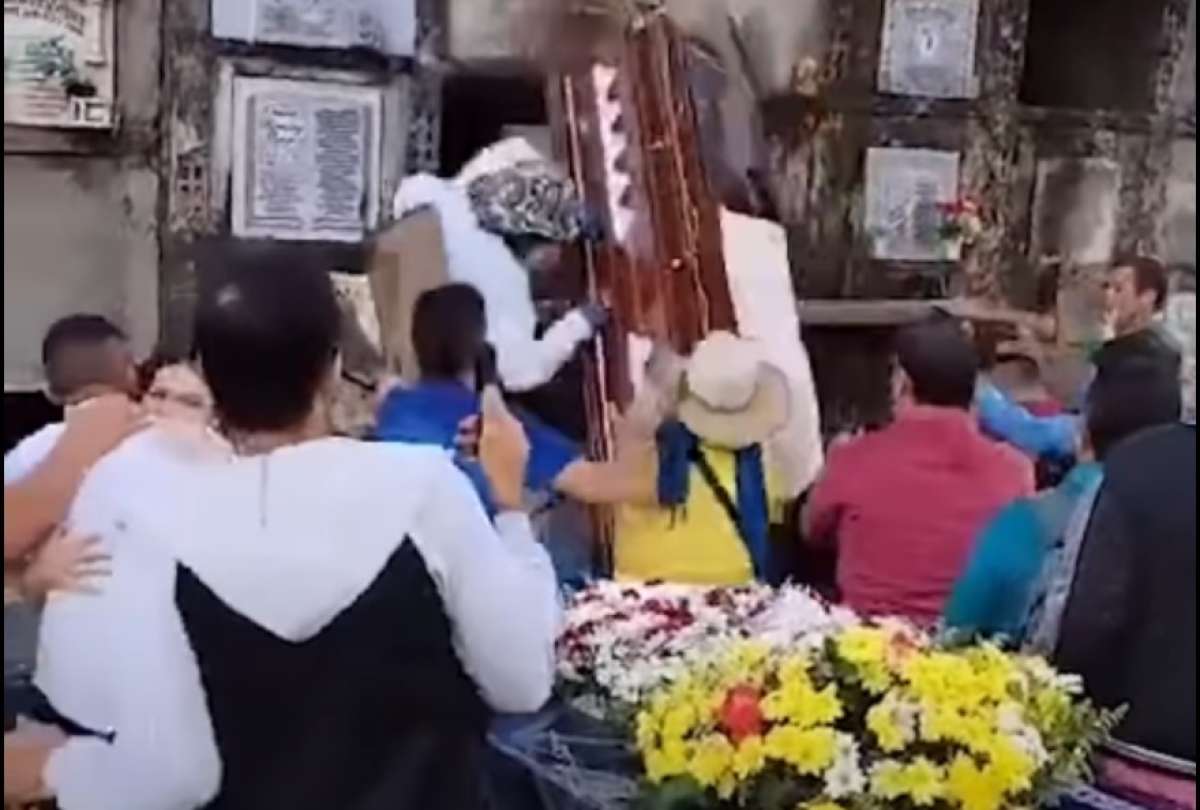 Funeral termina en caos tras colapso de estructura y ca&iacute;da del f&eacute;retro