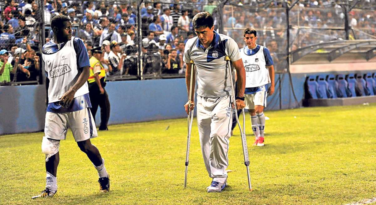 El 24 de abril de 2013, Gustavo Quinteros dirigi&oacute; a Emelec con muletas, tras operarse la rodilla derecha. A&uacute;n no se sabe si dirigir&aacute; en el debut eliminatorio. Foto: Archivo / El Tel&eacute;grafo