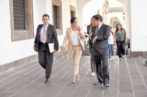 La secretaria de Gesti&oacute;n Pol&iacute;tica, Viviana Bonilla, durante su ingreso al Palacio de Carondelet, antes del encuentro Rafael Correa - bloque PAIS. Foto: Fernando Sandoval│El Tel&eacute;grafo  