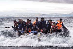 Migrantes sirios que huyen de la guerra llegan a la isla griega de Lesbos despu&eacute;s de cruzar el mar Egeo de Turqu&iacute;a. Foto: AFP