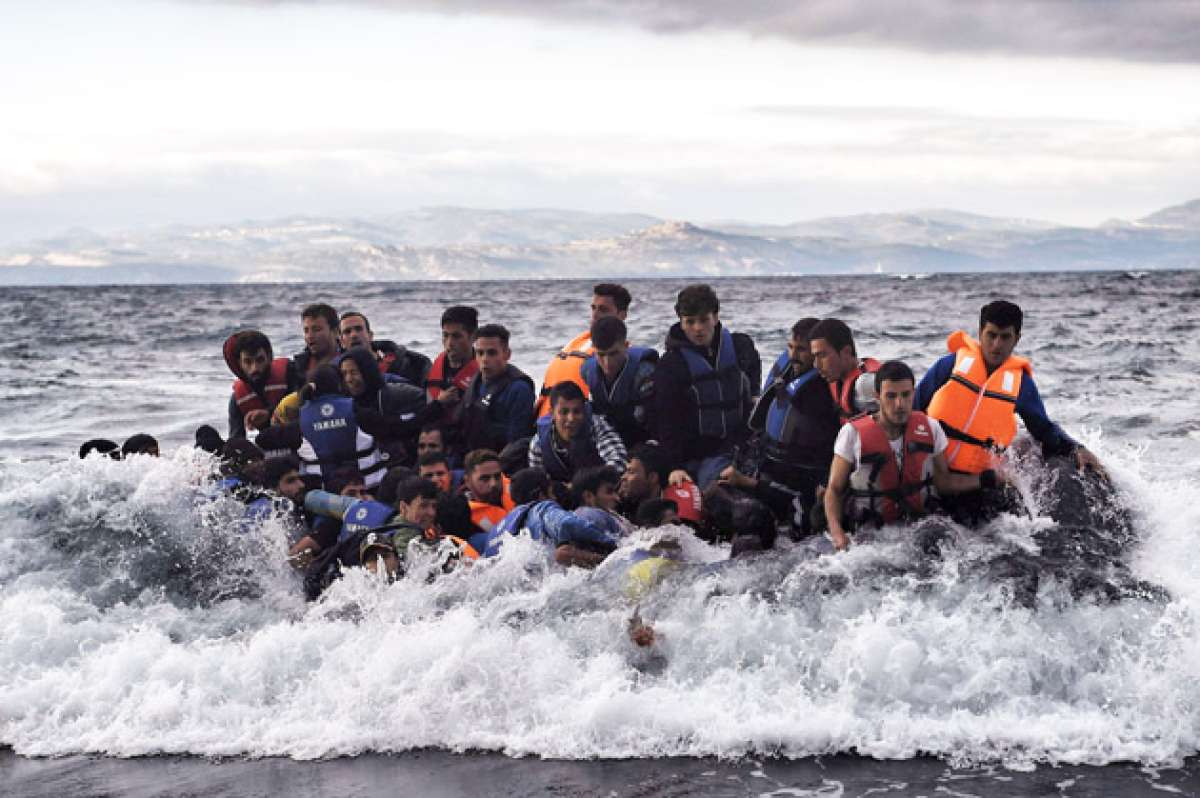 Migrantes sirios que huyen de la guerra llegan a la isla griega de Lesbos despu&eacute;s de cruzar el mar Egeo de Turqu&iacute;a. Foto: AFP