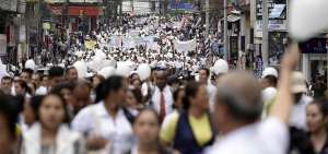 Miles de personas marcharon en Santo Domingo para pedir la paz en la frontera norte.