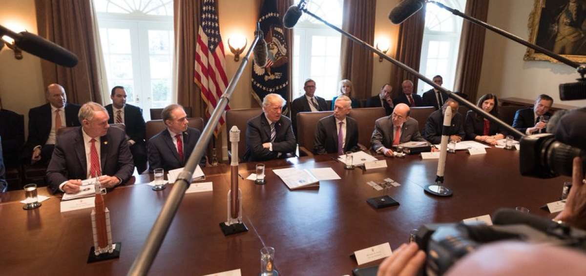 Trump impone oficialmente aranceles del 25% al acero y 10% al aluminio