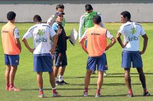 Pinto, exentrenador de El Nacional quite&ntilde;o, da instrucciones en la pr&aacute;ctica de ayer a los seleccionados &lsquo;ticos&rsquo;, en Brasil. Foto: AFP.
