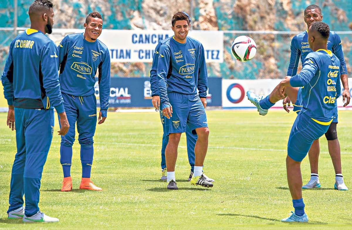 Quinteros pone a prueba el equipo que utilizar&iacute;a en el inicio de las Eliminatorias