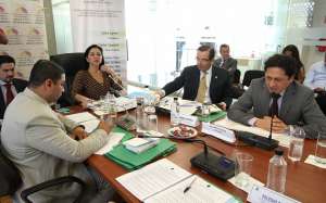 El ministro Rafael Poveda (der.) durante su exposici&oacute;n en la comisi&oacute;n de Desarrollo Econ&oacute;mico de la Asamblea. FOTO: Cortes&iacute;a