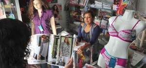 Cecilia Aspiazu G&oacute;mez vende ropa por cat&aacute;logo y tambi&eacute;n tiene un bazar en su hogar.