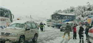 Los veh&iacute;culos quedaron atrapados ante la gran cantidad de nieve.